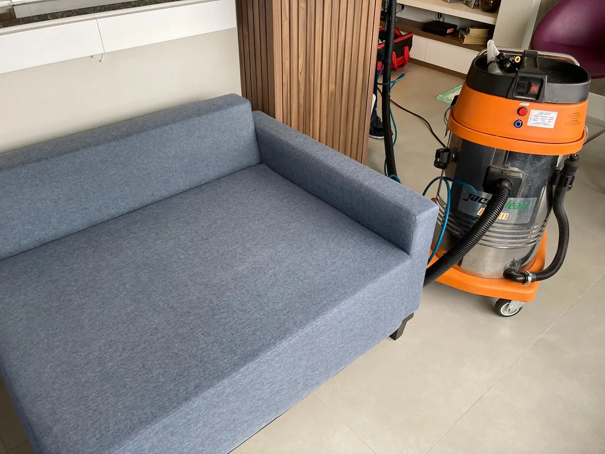 Técnico da LimpoSim realizando higienização profissional de estofado na Vila Prudente